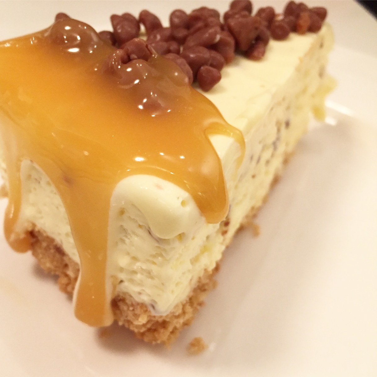 Osteiskake med salt karamell og&nbsp;daimsjokolade